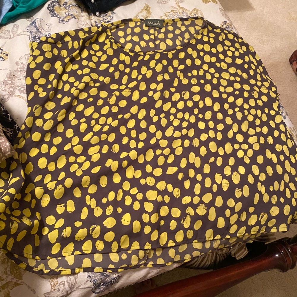 Maude boutique top in grey and sunshine yellow.